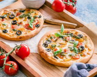 Мини-пицца с томатами и моцареллой