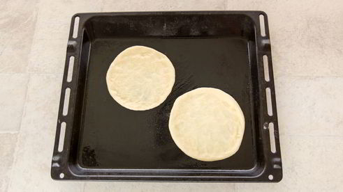 мини-пицца с томатами и моцареллой