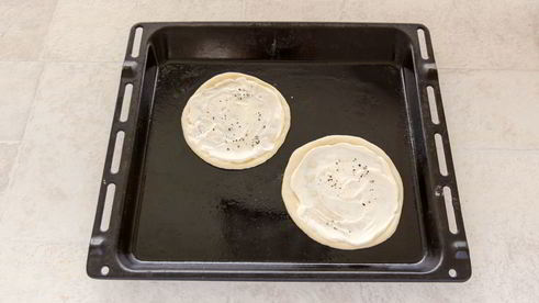 мини-пицца с томатами и моцареллой