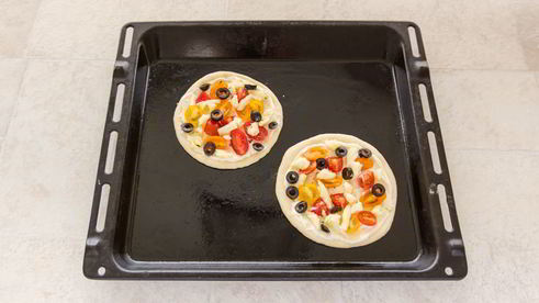 мини-пицца с томатами и моцареллой