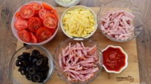 пицца домашняя с колбасой