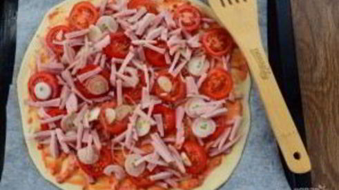 пицца домашняя с колбасой