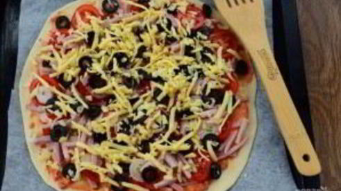 пицца домашняя с колбасой