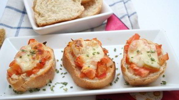 Рецепт Пицца из багета с ветчиной, маслинами и разноцветными перцами