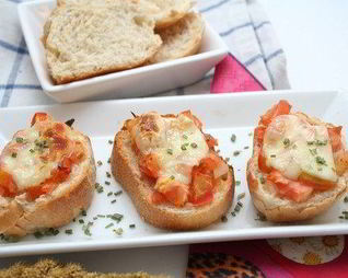 Пицца из багета с ветчиной, маслинами и разноцветными перцами