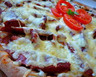 Пицца из ржаного тестаОхотничьяс лисичками и колбасками