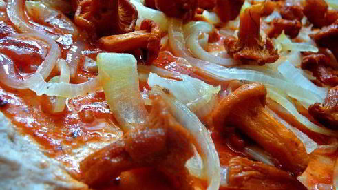 пицца из ржаного тестаохотничьяс лисичками и колбасками