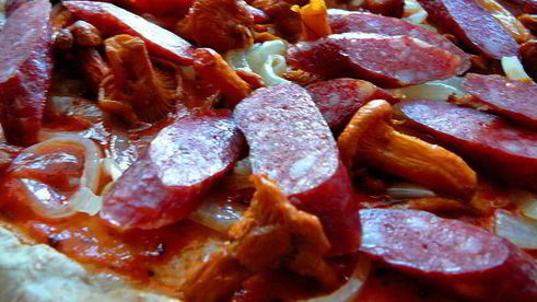 пицца из ржаного тестаохотничьяс лисичками и колбасками