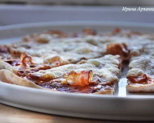 Пицца из цельнозерновой муки с беконом
