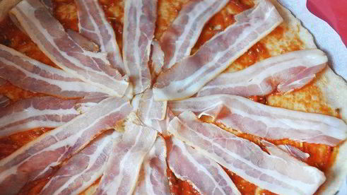 пицца из цельнозерновой муки с беконом