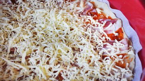 пицца из цельнозерновой муки с беконом