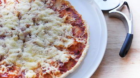 пицца из цельнозерновой муки с беконом