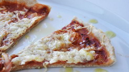 пицца из цельнозерновой муки с беконом