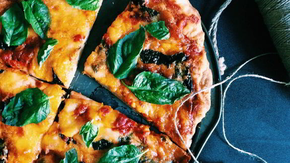 Рецепт Пицца Маргарита с моцареллой и пармезаном