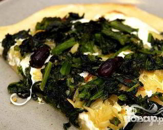 Пицца с брокколи, луком и маслинами