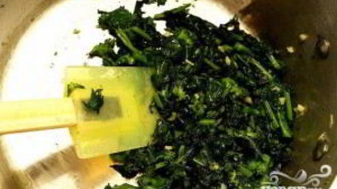 пицца с брокколи, луком и маслинами