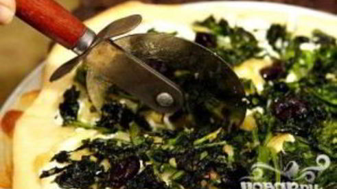 пицца с брокколи, луком и маслинами