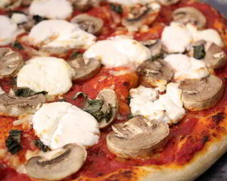 Пицца с грибами и козьим сыром