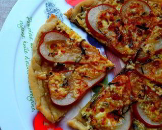 Пицца с грушей и горгонзолой