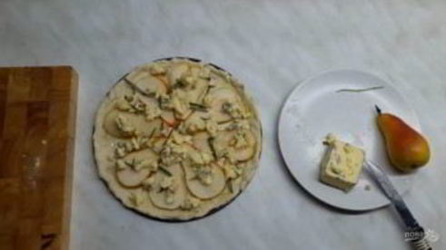 пицца с грушей и горгонзолой