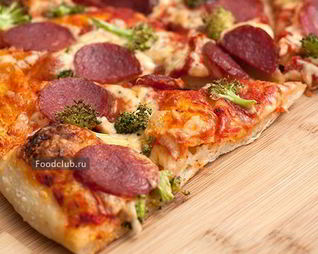 Пицца с колбасой и брокколи