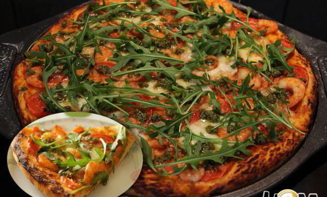 Пицца с креветками и рукколой