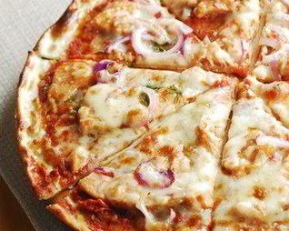 Пицца с курицей, базиликом и моцареллой