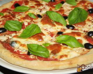 Пицца с курицей и маслинами