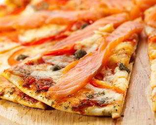 Пицца с лососем и овощами