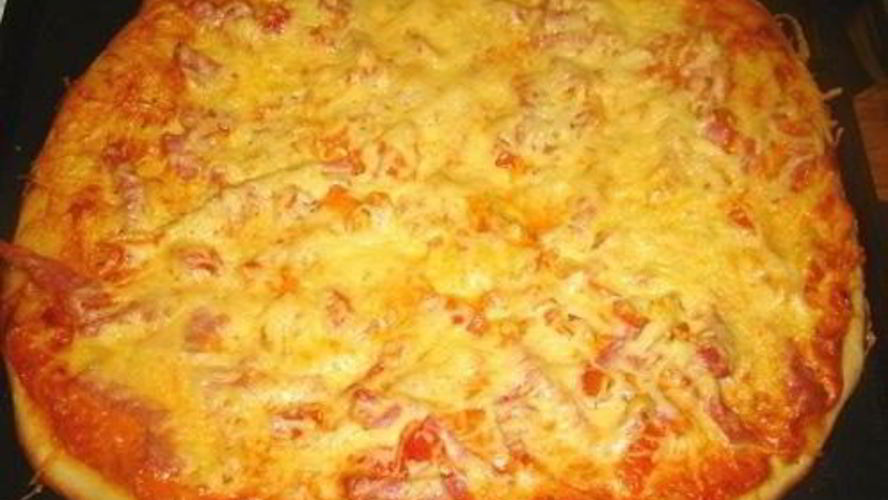 Рецепт пицца с помидорами, колбасой и сыром