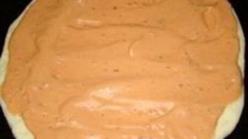 пицца с помидорами, колбасой и сыром