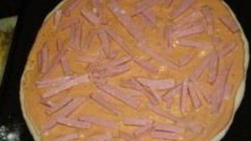 пицца с помидорами, колбасой и сыром