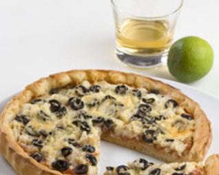 Пицца с рыбой и маслинами