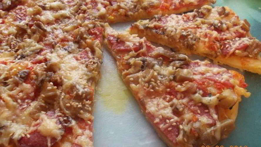 Рецепт пицца с салями и грибами