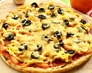 Пицца с шампиньонами и маслинами