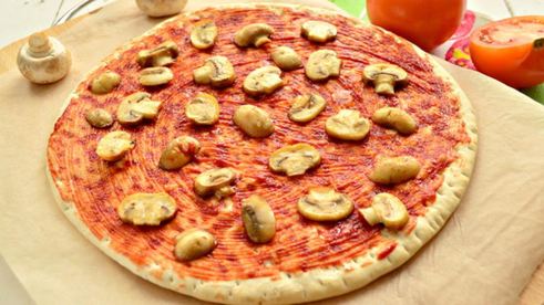 пицца с шампиньонами и маслинами