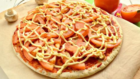 пицца с шампиньонами и маслинами