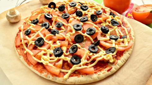 пицца с шампиньонами и маслинами