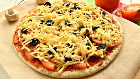 пицца с шампиньонами и маслинами