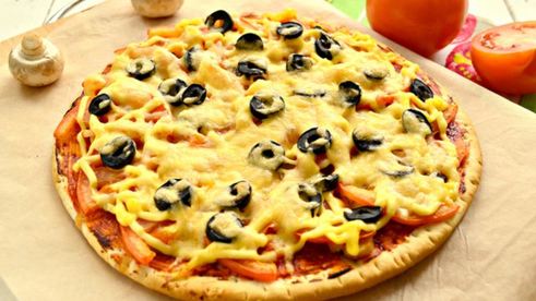 пицца с шампиньонами и маслинами