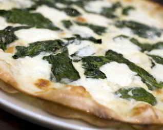 Пицца с шпинатом и моцареллой