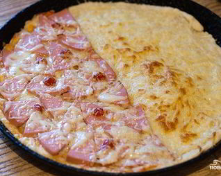 Пицца с сырной корочкой