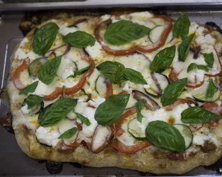 Пицца с творогом и помидорами