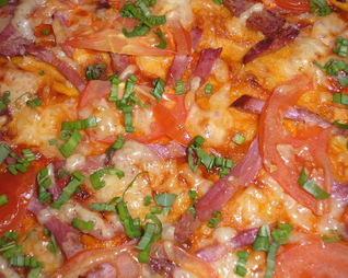 Пицца с ветчиной и помидорами