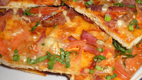 пицца с ветчиной и помидорами