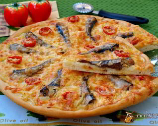 Пицца со шпротами и помидорами черри