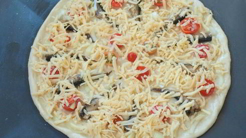 пицца со шпротами и помидорами черри