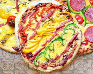 Пицца со сливовым соусом