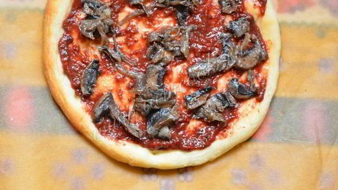 пицца со сливовым соусом