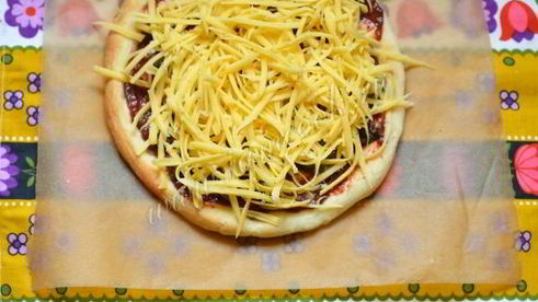 пицца со сливовым соусом